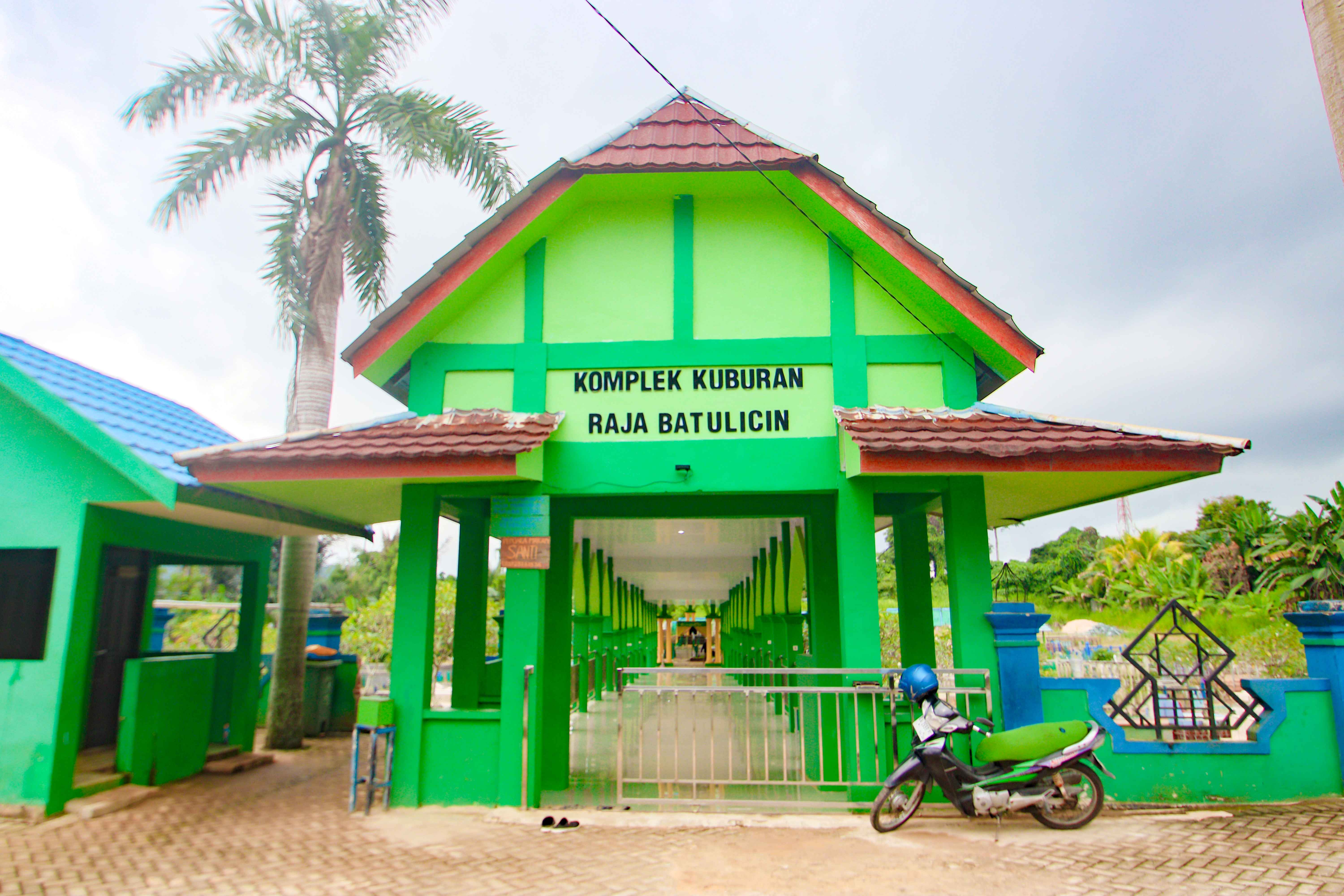 Makam Pangeran Syarif Ahmad Al-Aydrus