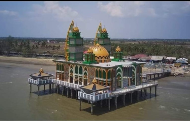 Masjid Apung Ziyadatul Abrar di Pantai Pagatan